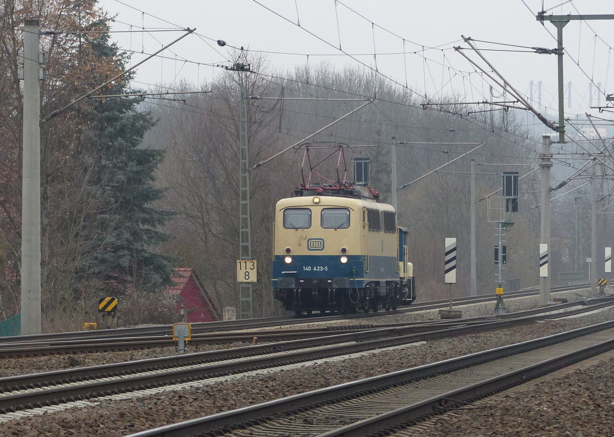 DB Museum 140 423-5 + 333 068-5 als Tfzf 91340 von Halle (S) Gbf nach Koblenz-Lützel, am 08.02.2017 in Erfurt-Bischleben.
