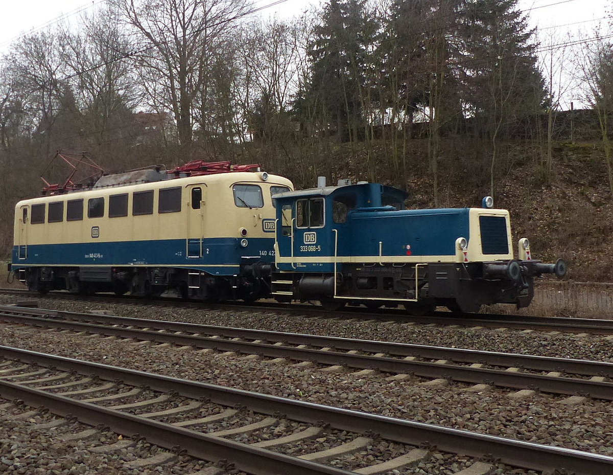 DB Museum 140 423-5 + 333 068-5 als Tfzf 91340 von Halle (S) Gbf nach Koblenz-Lützel, 08.02.2017 in Erfurt-Bischleben.
