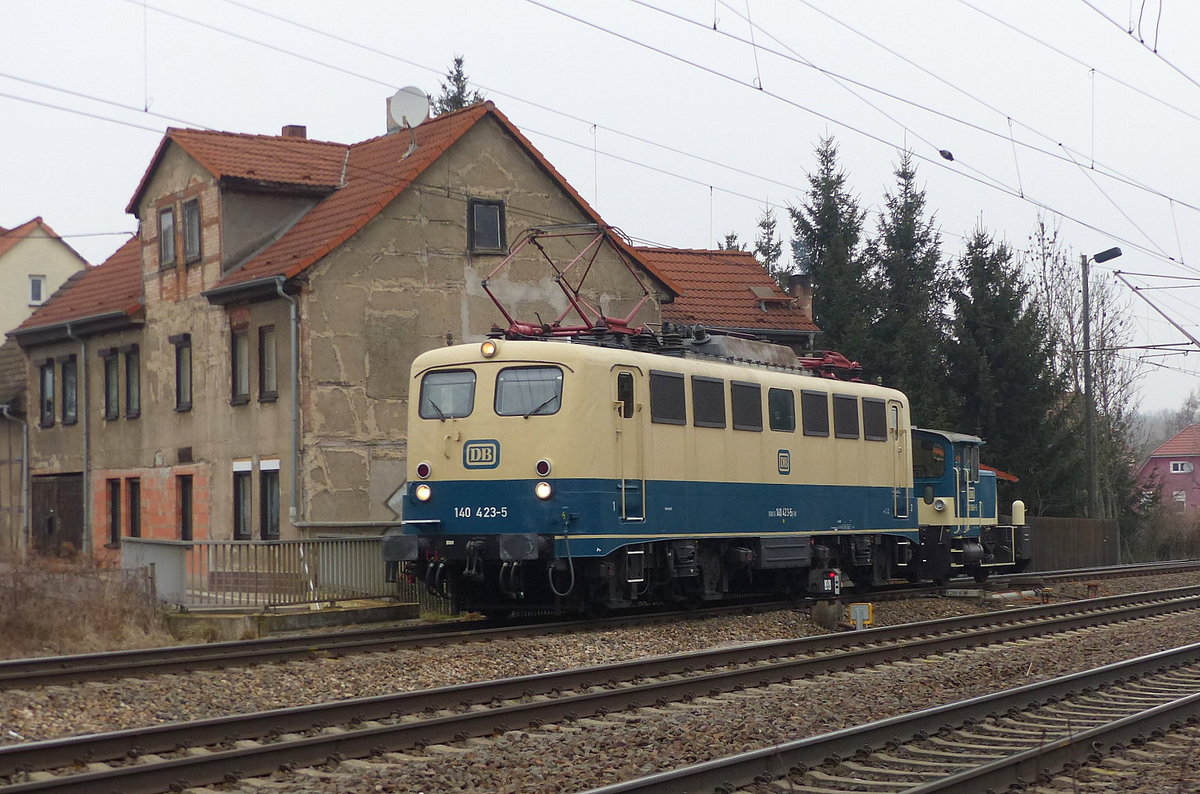 DB Museum 140 423-5 + 333 068-5 als Tfzf 91340 von Halle (S) Gbf nach Koblenz-Lützel, am 08.02.2017 in Erfurt-Bischleben.