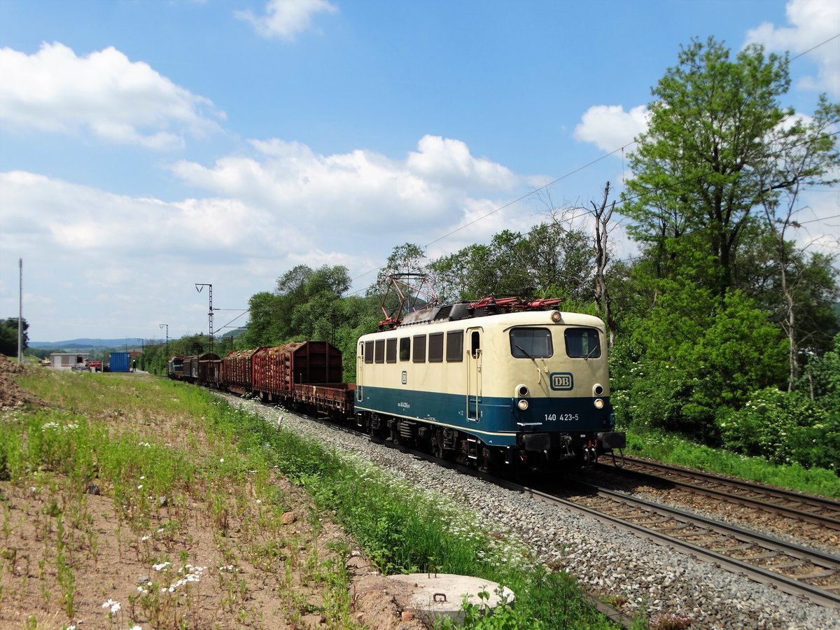 DB Museum 140 423-5 mit einen Fotogüterzug und 194 158-2 am Ende auf der Spessartrampe am 25.05.17. Das Foto wurde von einen Gehweg aus fotografiert