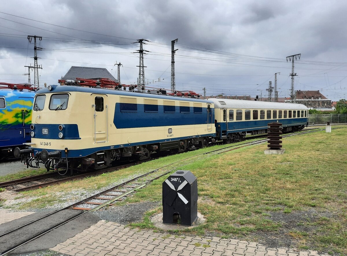 DB Museum 141 248-5 mit dem D-DB 51 80 22-91 212-6 Bimz 264.7, am 01.08.2021 im DB Museum Nürnberg.