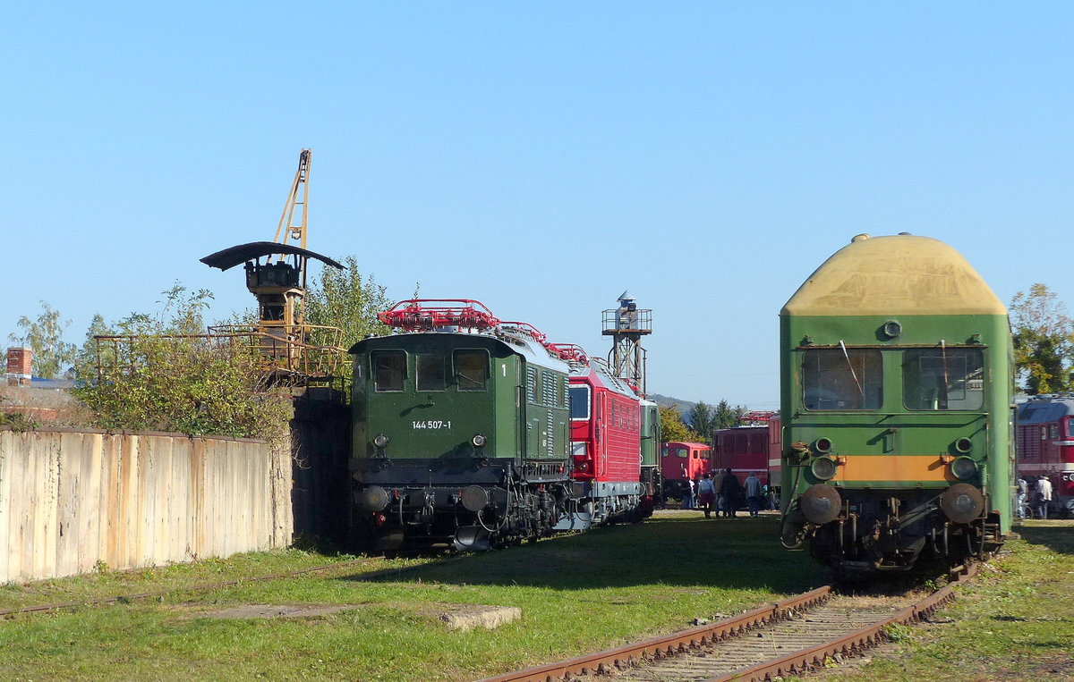 DB Museum 144 507-1 + der DBv Doppelstock-Steuerwagen 50 50 26-12 092-1, am 13.10.2018 im Eisenbahnmuseum Weimar.