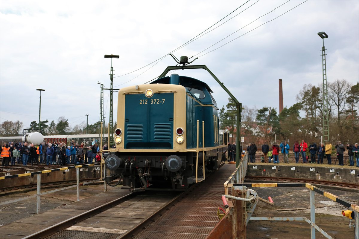 DB Museum 212 372-7 am 24.03.18 beim Lokschuppenfest in Treysa auf der Drehscheibe