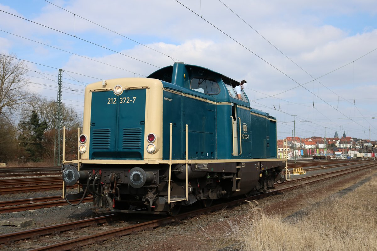 DB Museum 212 372-7 macht am 24.03.18 beim Lokschuppenfest in Treysa Führerstandsmitfahrten. Das Gelände wurde abgesperrt und mein Standort war zugänglich