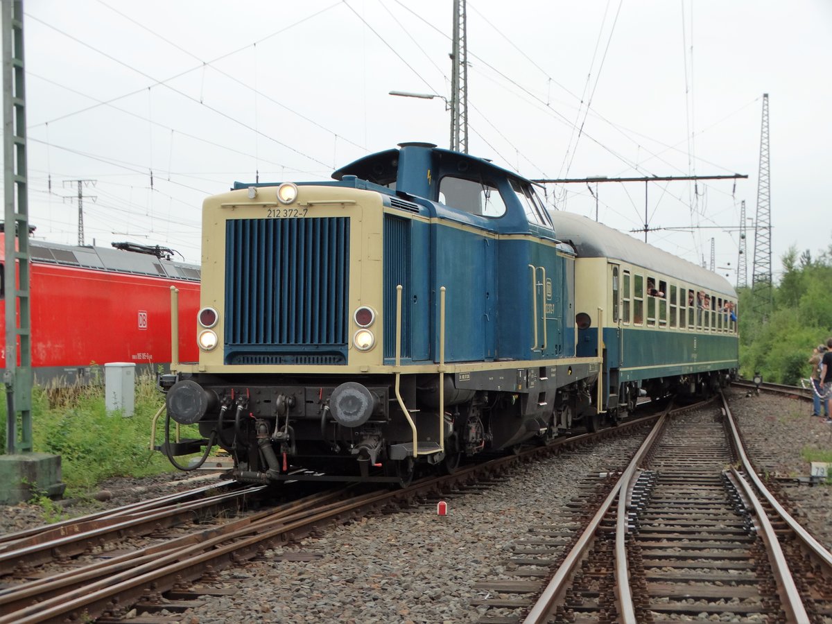 DB Museum 212 372-7 mit dem Pendelzug am 16.06.17 beim Sommerfest in Koblenz. Man durfte den Gleisbereich betreten. Bis dahin durfte mal laufen dann waren Absperrungen wo ich von dort aus das Foto machte