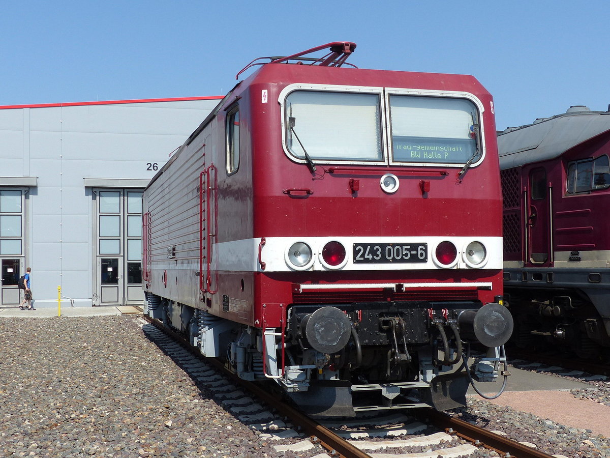 DB Museum 243 005-6 am 31.08.2019 beim Tag der offenen Tür im DB Werk Dessau.