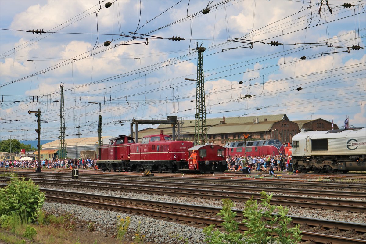 DB Museum 323 852-4, V80 005-0 und Aixrail 211 345-4 beim Sommerfest im DB Museum Koblenz Lützel am 22.06.19. Von einen Gehweg aus fotografiert. Die Bundespolizei hat die Fotografen überwacht damit nichts passiert