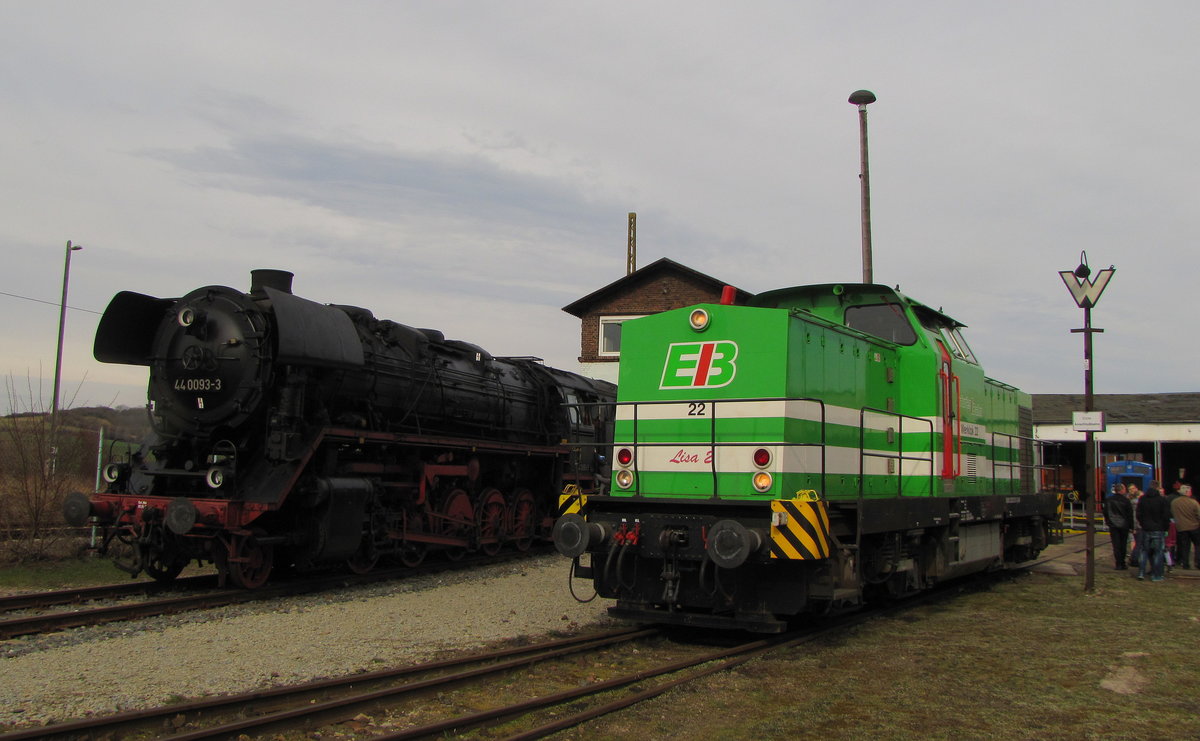 DB Museum 44 0093-3 und  Lisa 2  der Erfurter Bahn, am 27.03.2016 beim Osterfest im Eisenbahnmuseum Arnstadt.