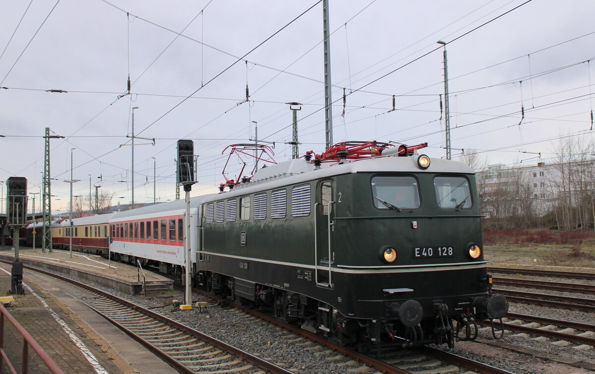 DB Museum E40 128 mit dem Lr 91340 von Nürnberg Hbf nach Halle (S) Hbf, am 01.02.2023 in Weimar. Die Überführung ging über den Thüringer Wald, daher übernahm die Lok erst ab Weimar die Traktion.