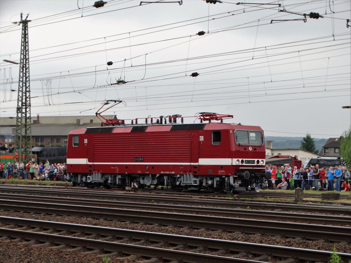 DB Museum Halle 243 005-6 am 16.06.17 beim Sommerfest in Koblenz von einen Gehweg aus fotografiert