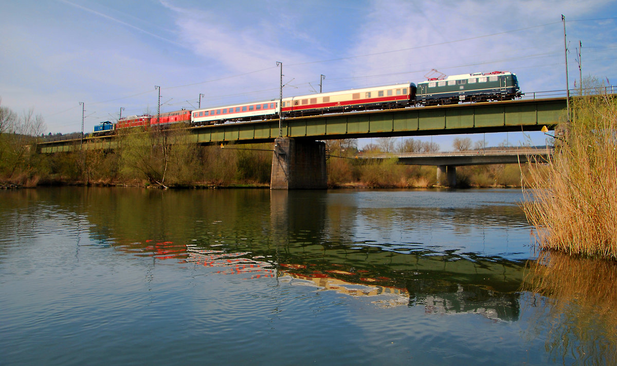 DB Museum unterwegs: Am Freitag, 09. April 2021, war dieser seltene Zug unterwegs: Lr 91340 Nürnberg Rbf nach Koblenz Lützel. Bei strahlendem Sonnenschein überführte E40 128 zwei Reisezugwagen (den  Kanzlerwagen  & einen CNL Liegewagen), 218 217, E19 12 und 212 372-7 vom DB Museum Nürnberg nach Koblenz Lützel ins dortige DB Museum. Die Aufnahme entstand an der Mainbrücke in Würzburg. 