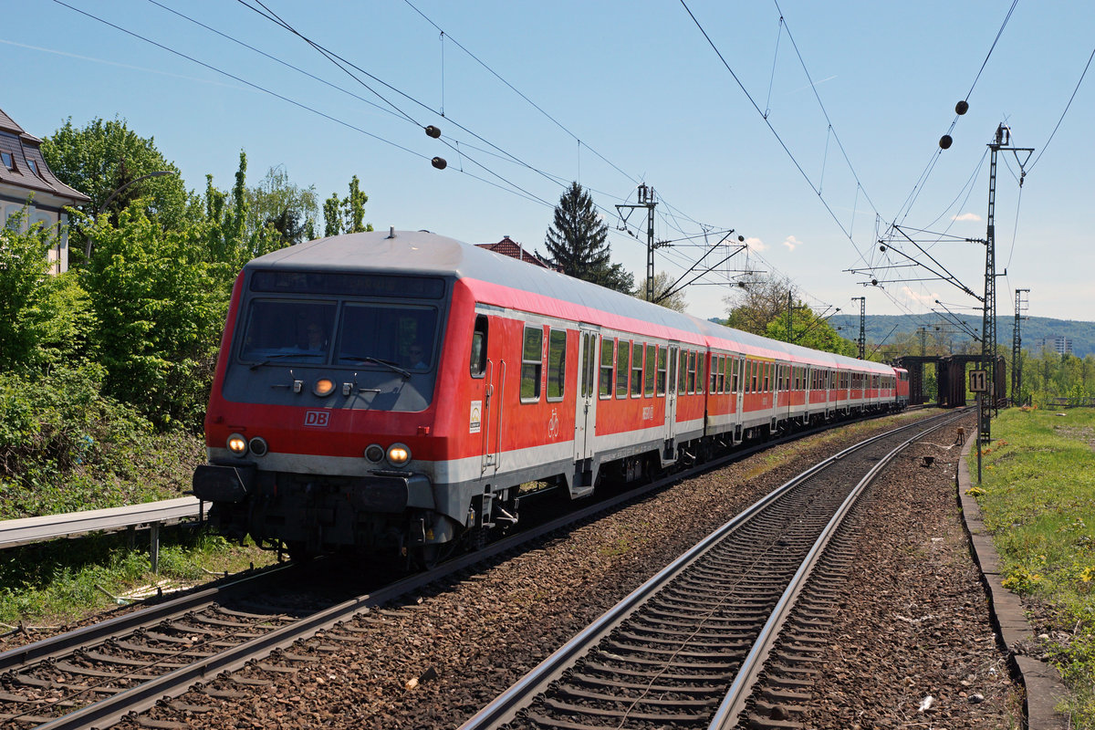 DB: N-Wagenzug mit der BR 111 054 als RB Basel Badischer Bahnhof-Offenburg bei der Einfahrt in den Bahnhof Haltingen, der demnächst auf vier Spuren ausgebaut wird, am 6. Mai 2016.
Foto: Walter Ruetsch 