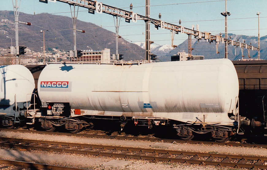DB NACCO Kesselwagen im SBB Gbf Chiasso, März 1996 