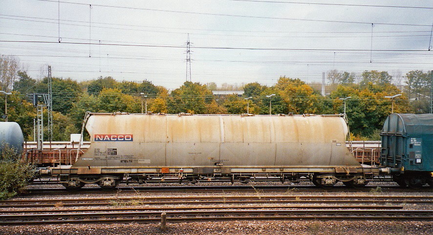 DB NACCO Silowagen in Wiesbaden-Ost, Oktober 2003 - Nr 931 9 732, Stofftafel 40/1361 [Staubbehälterwagen, Staubgutwagen]