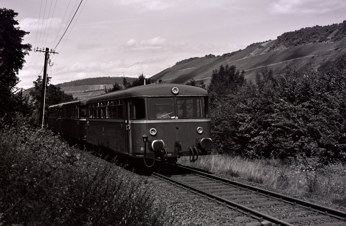 DB-Nebenbahn Traben-Trarbach - Bullay: Der Uerdinger Schienenbuszug fährt auf Traben-Trarbach zu.
Datum: 23.08.1985
