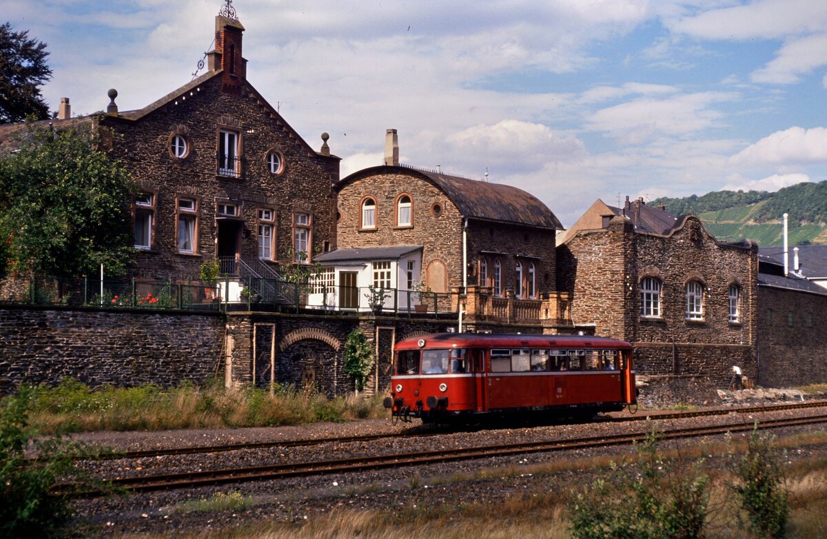 DB-Nebenbahn Traben-Trarbach - Bullay (Moselweinbahn): Einzelner Uerdinger Schienenbus in der Nähe des früheren Bahnhofs Traben-Trarbach (Datum leider unbekannt, evtl. 1988)