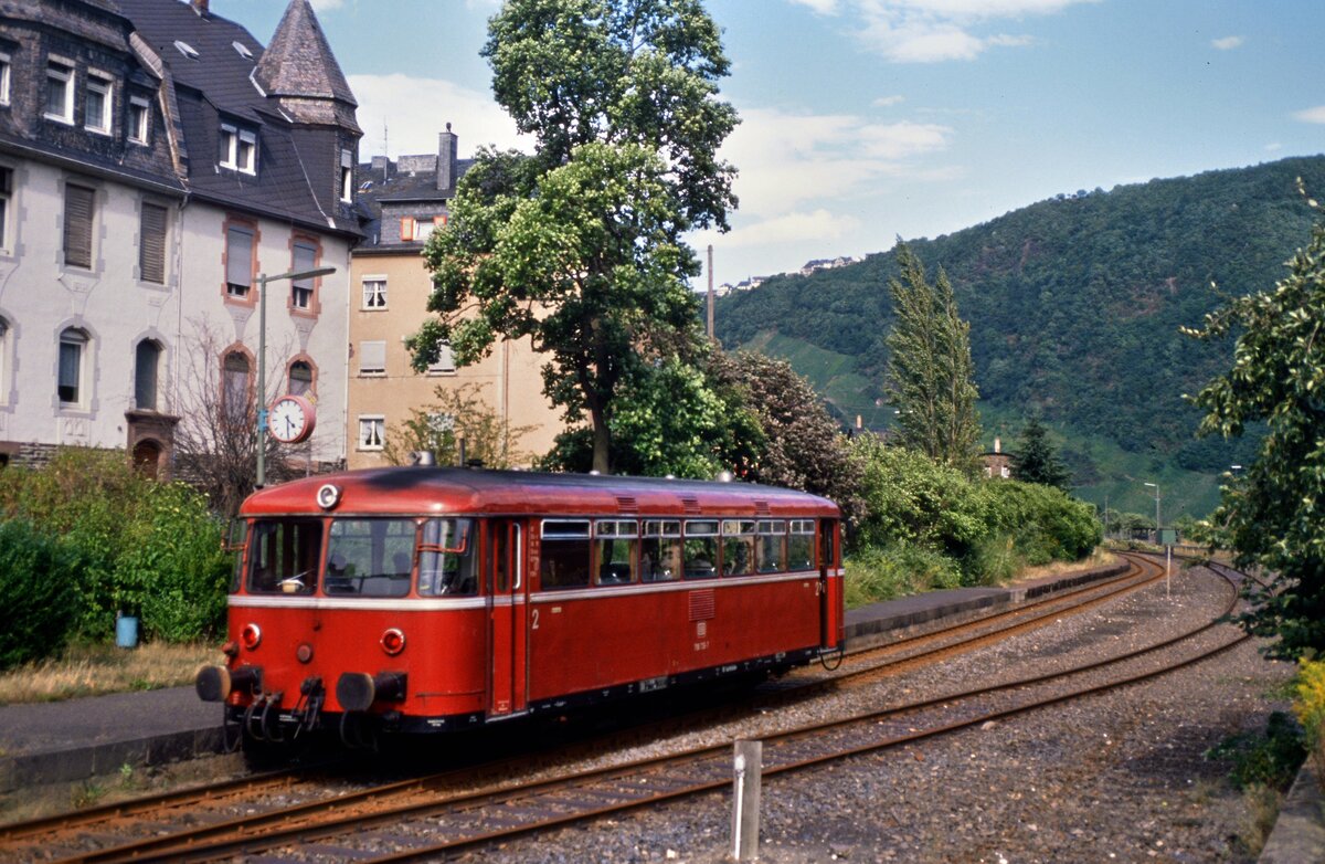DB-Nebenbahn Traben-Trarbach - Bullay (Moselweinbahn), ein einzelner Uerdinger Schienenbus fährt aus dem früheren DB-Bahnhof Traben-Trarbach heraus (Datum leider unbekannt, evtl. 1988)