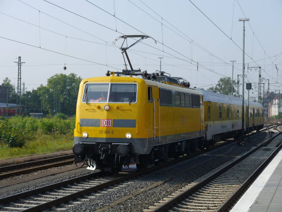 DB Netz 111 059 mit einem Messzug von Münster (Westf.) Hauptbahnhof nach Osnabrück in Münster (Westf.) Hauptbahnhof. Grüße an den Tf! (29.07.2014)