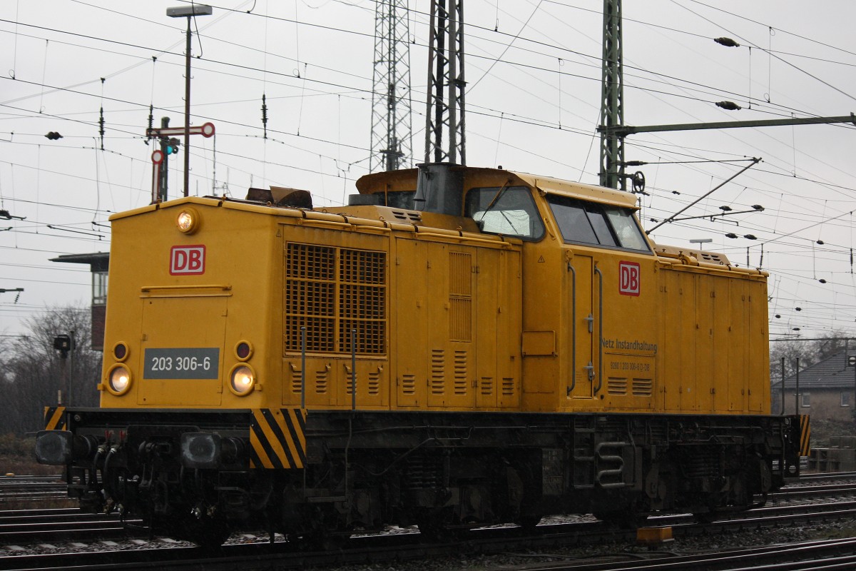 DB Netz 203 306 am 9.3.13 als Tfzf in Oberhausen-West.
