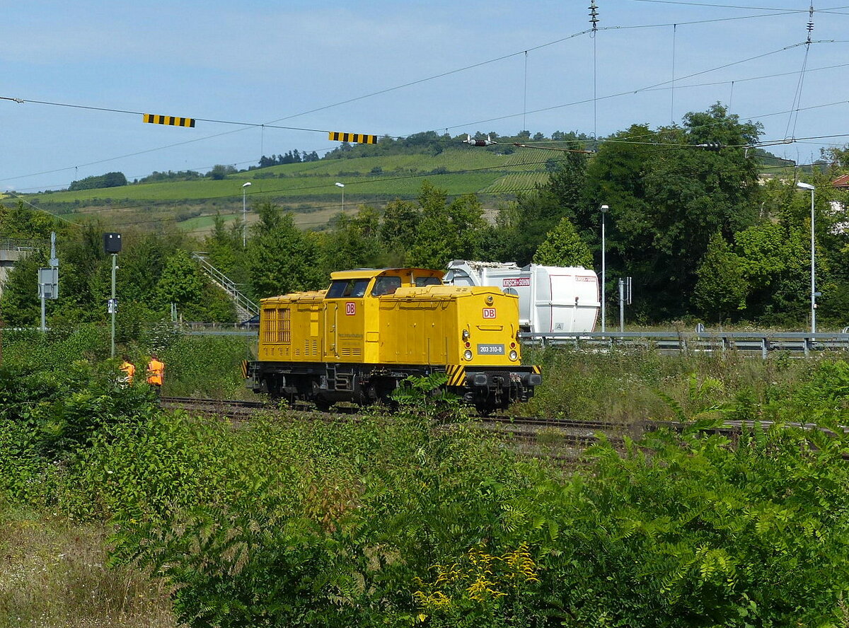 DB Netz 203 310-8 als Tfzf Richtung Gemünden, am 25.08.2021 in Karlstadt (Main).