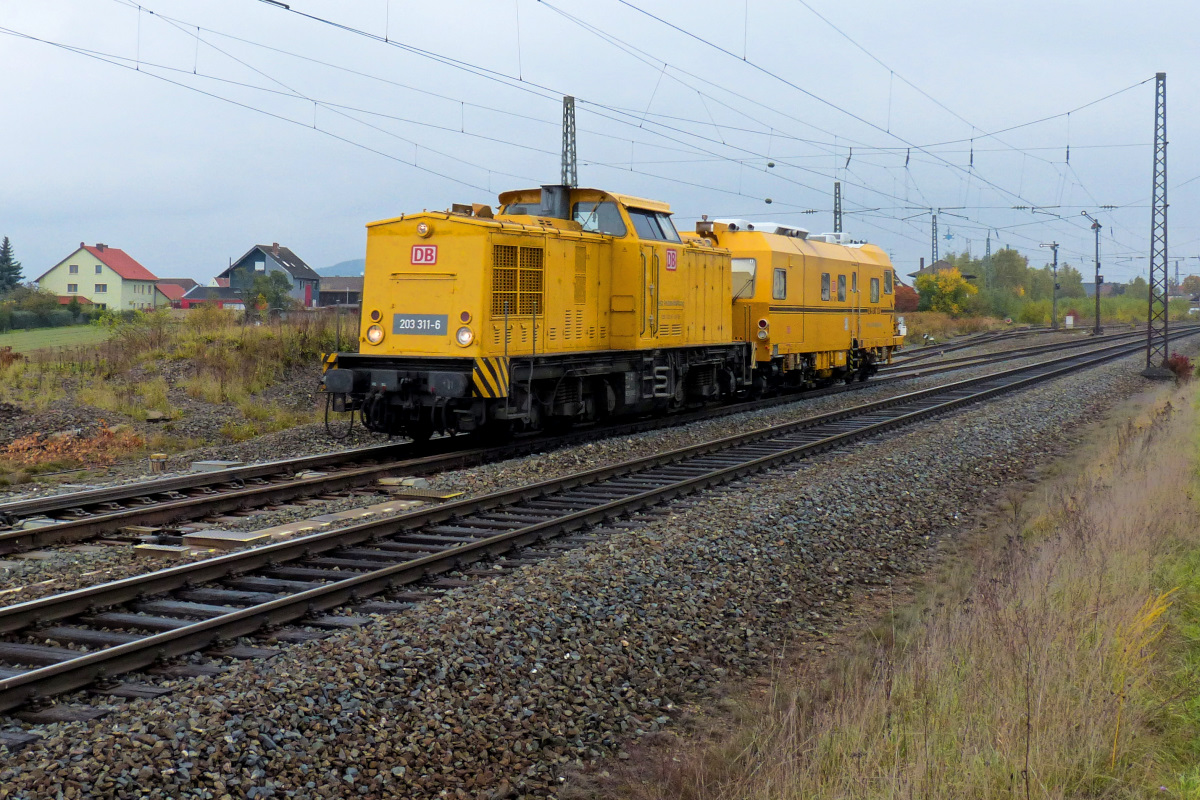 DB-Netz 203 311-6 südlich des Bahnhofes Breitengüßbach unterwegs Richtung Bamberg. 12.10.2013.