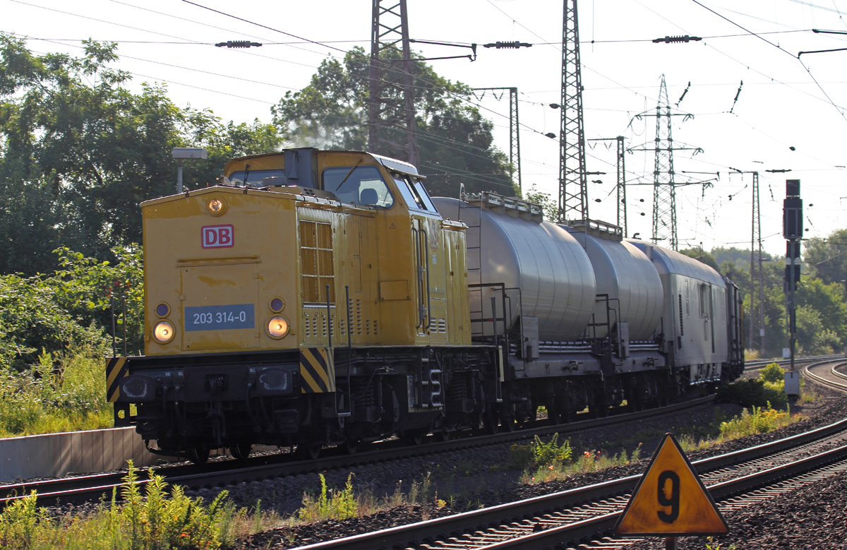 DB Netz 203 314-0 mit 203 311-6 am Zugschluss und einem Spritzmittelzug in Recklinghausen-Ost 2.7.2018