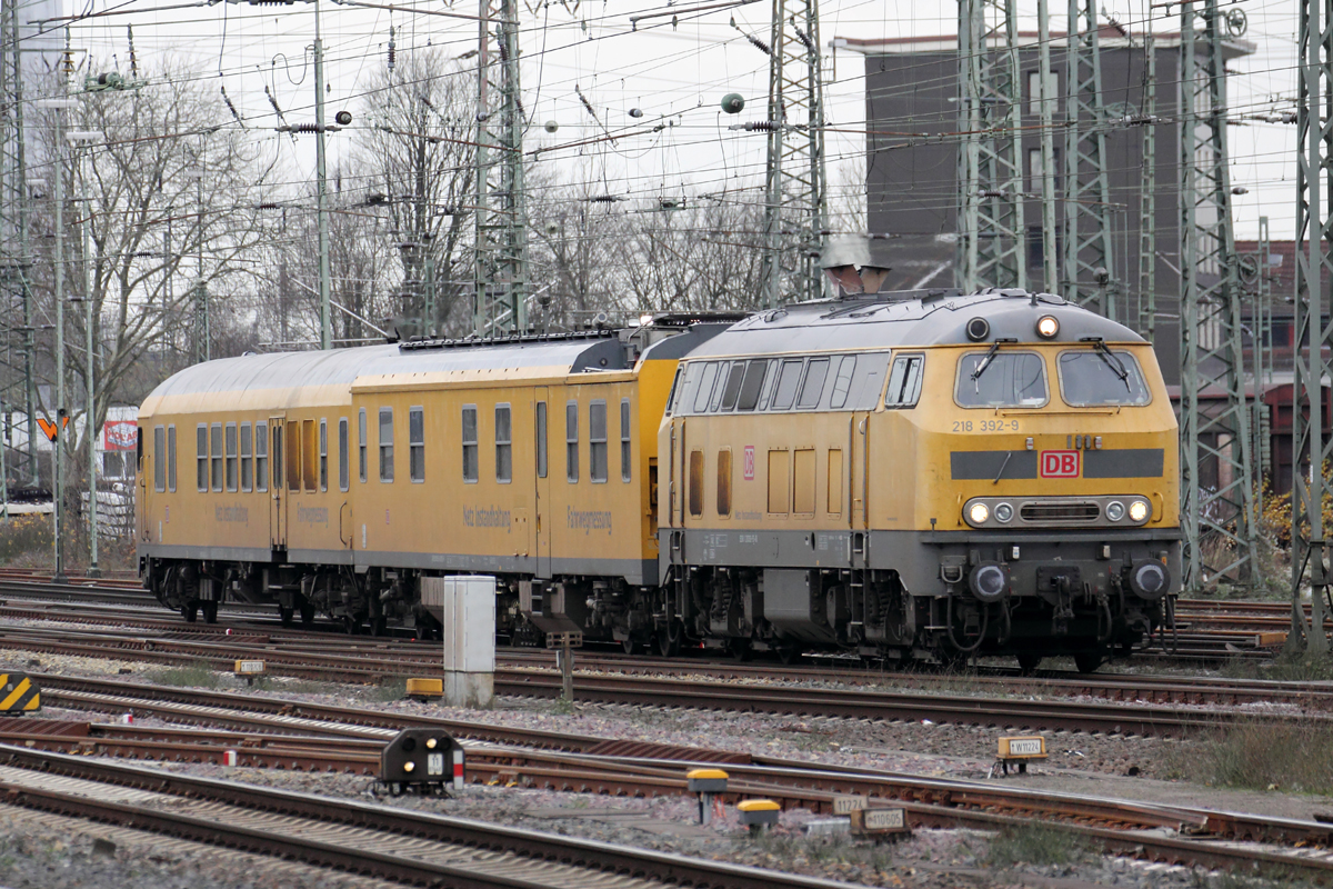 DB Netz 218 392-9 mit einem Fahrwegmesszug in Bremen Hbf. 23.11.2017 