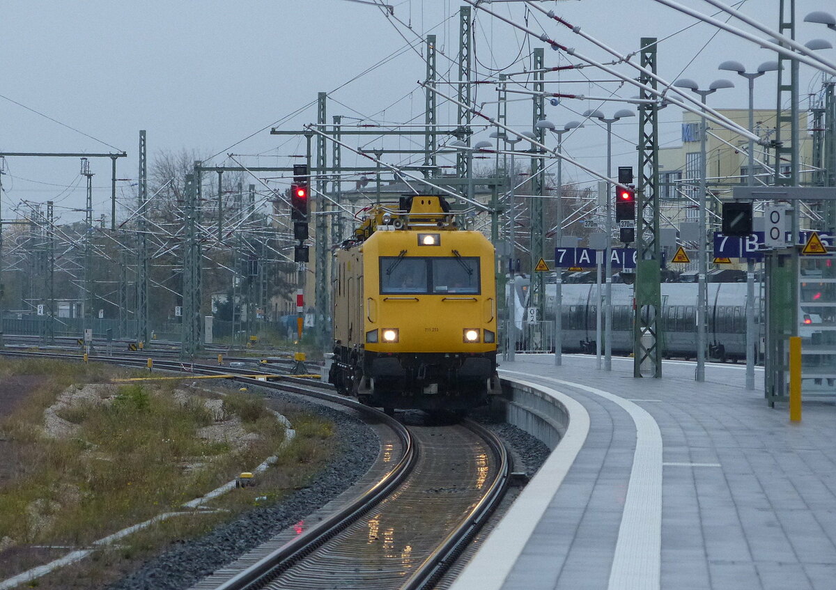 DB Netz 711 213 am 05.11.2021 auf Rangierfahrt in Halle (S) Hbf.