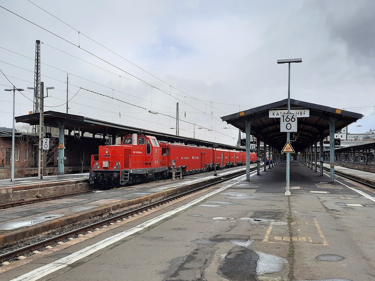 DB Netz 714 114 mit einem Tunnelrettungzug, am 06.04.2021 in Kassel Hbf