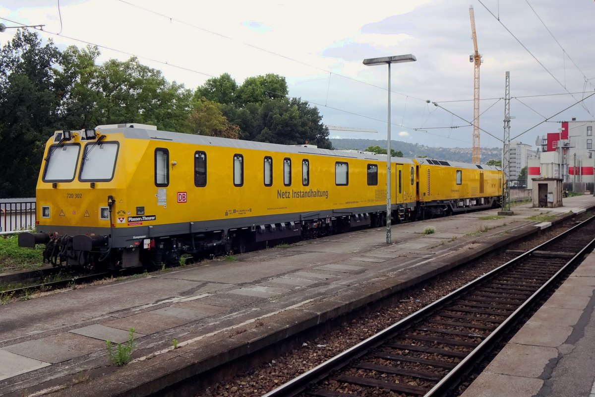 DB Netz 720 302 steht am 23 September 2020 in Stuttgart Hbf.