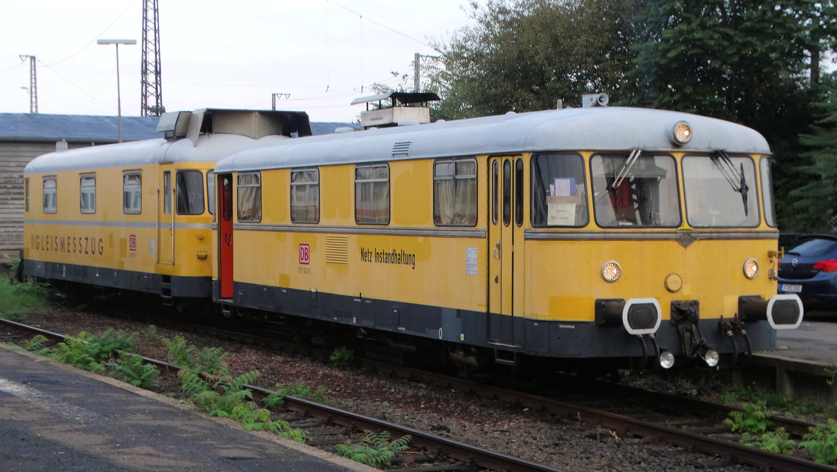 DB Netz 725 002-0 und 726 002-9 am 04.10.16 in Hanau Hbf