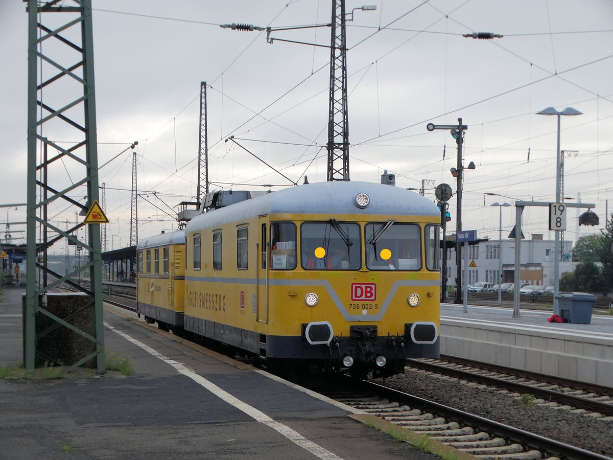 DB Netz 726 002-9 und 725 002-0 am 04.10.16 in Hanau Hbf