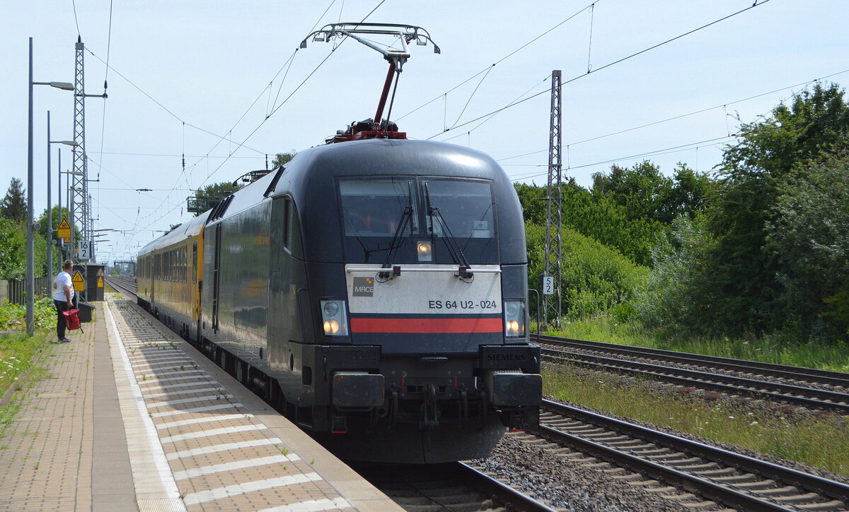 DB Netz AG [D] mit der angemieteten MRCE Dispo  ES 64 U2-024  [NVR-Nummer: 91 80 6182 524-9 D-DISPO] und einem Messzug am 18.07.22 Durchfahrt Bahnhof Dedensen Gümmer.