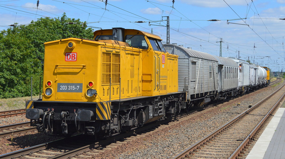 DB Netz AG mit  203 315-7  (NVR-Nummer: 92 80 1203 315-7 D-DB] und Unkraut-Spritzzug und  203 308-2  [NVR-Nummer: 92 80 1203 308-2 D-DB] im Tandem-Betrieb bei der Durchfahrt Bahnhof Saarmund am 28.06.19