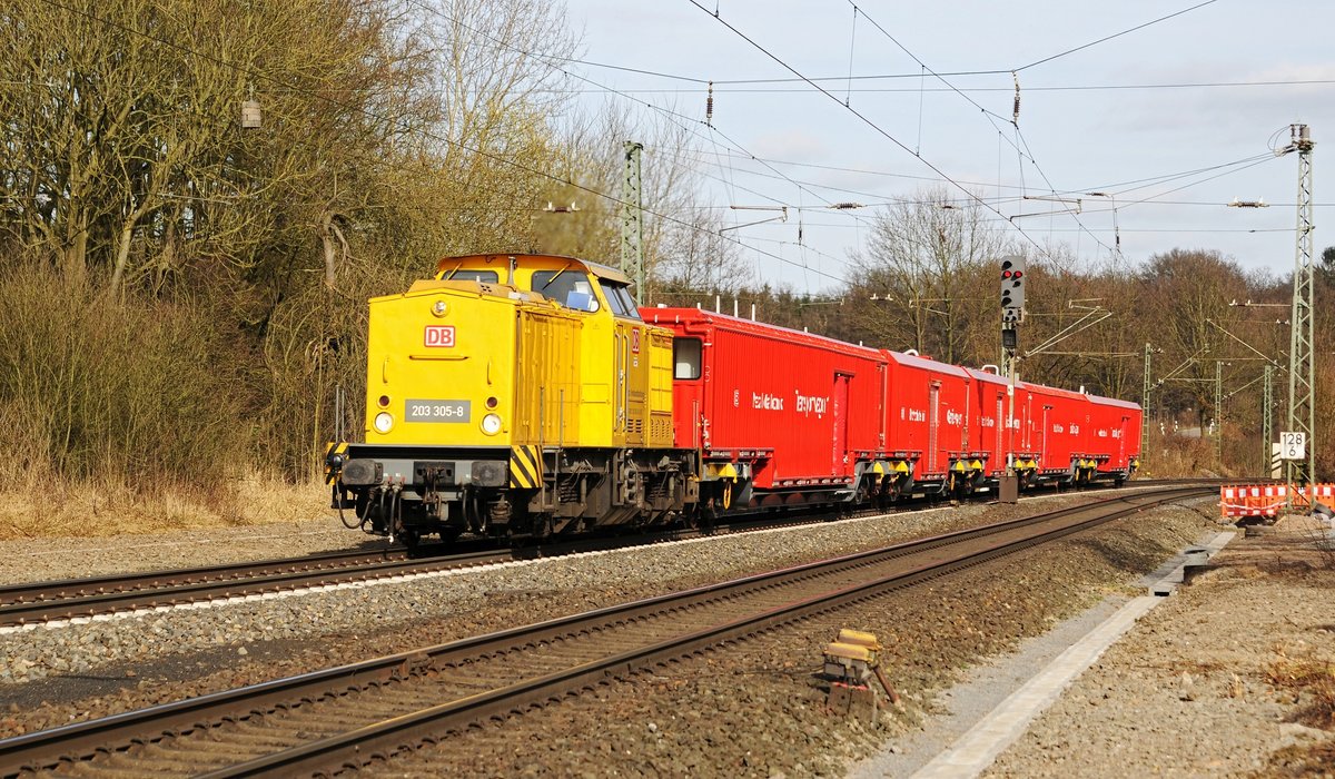 DB Netz Instandhaltung 203 305 ist am 15.03.17 in Vehrte mit einem Hilfszug von DB Netz Notfalltechnik in Richtung Osnabrück unterwegs.
