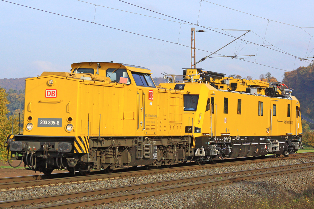 DB Netz Instandhaltung 203 305-8 am26.10.2015  14:31 nördlich von Salzderhelden am BÜ 75,1 in Richtung Göttingen