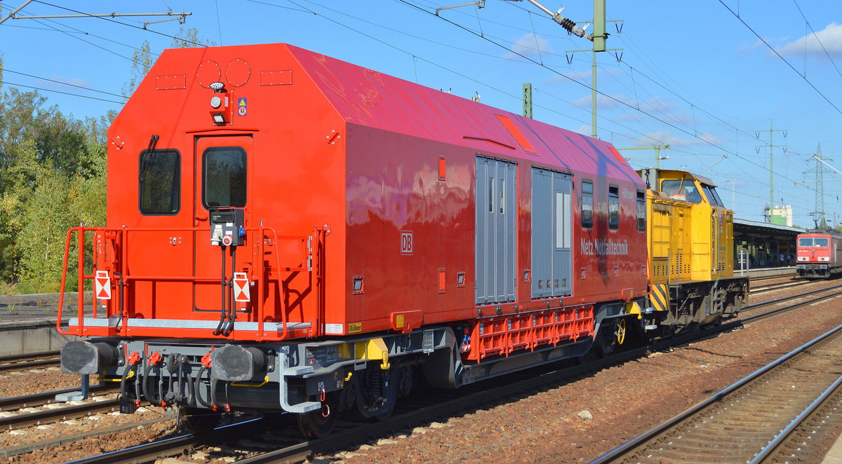 DB Netz Instandhaltung 203 309-0 (9280 1 203 309-0 D-DB) mit dem Hilfszug der DB Netz Notfalltechnik (D-DB 99 80 9370 054-5) am 27.09.18 Durchfahrt Bf. Flughafen Berlin-Schönefeld.