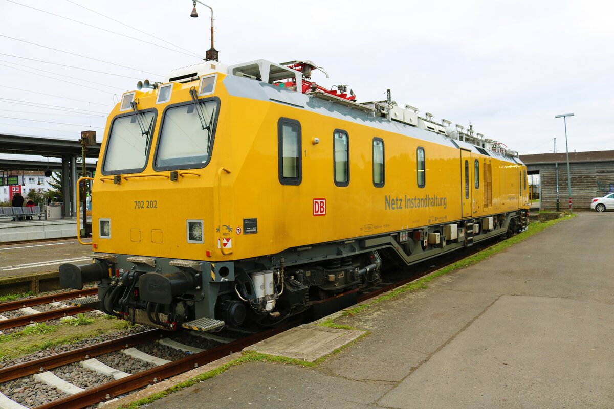 DB Netz Instandhaltung 702 202 am 28.01.23 in Hanau Südseite abgestellt