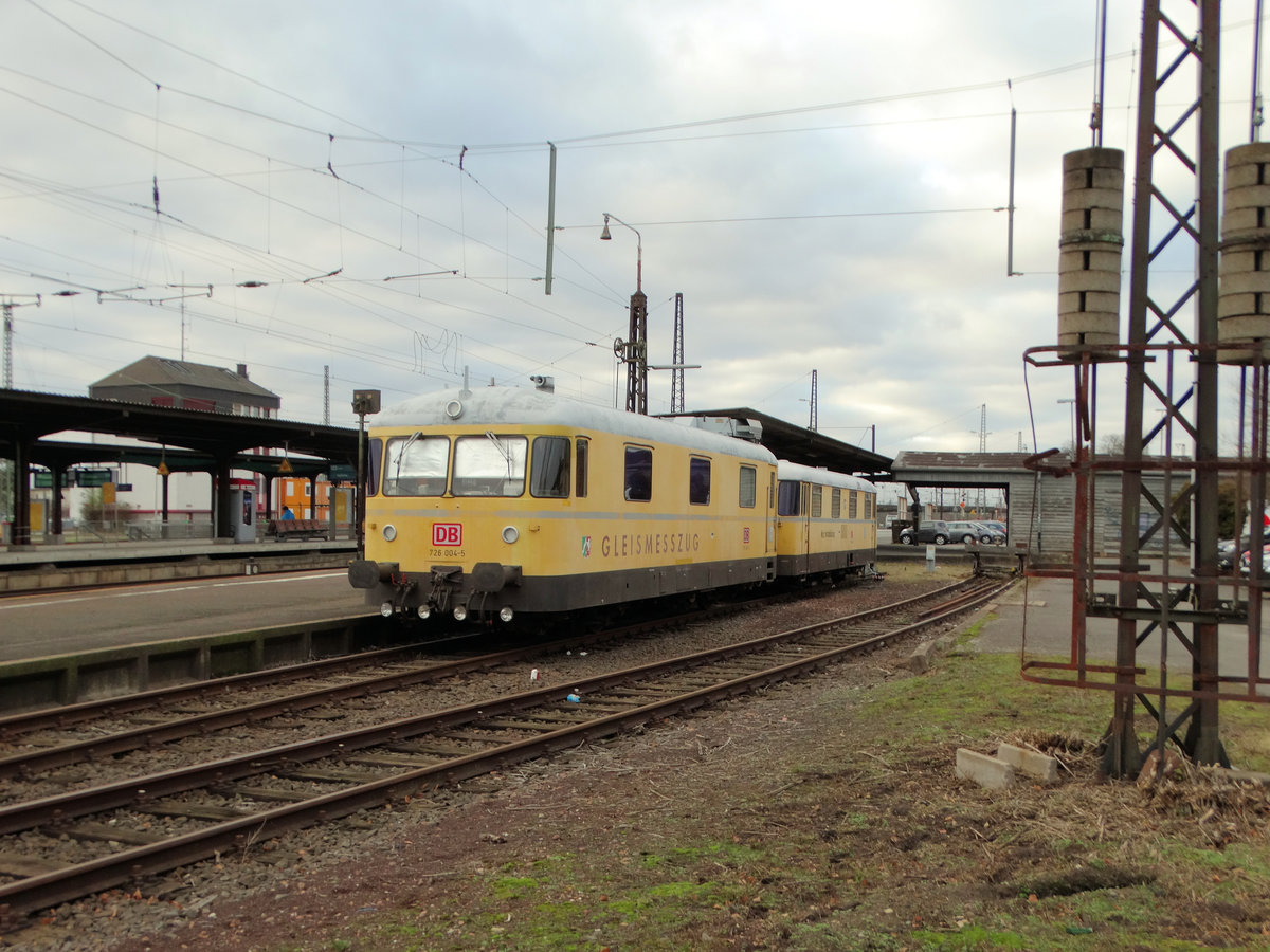 DB Netz Instandhaltung 726 004-5 und 725 004-5 am 28.12.16 in Hanau Hbf von einen Parkplatz aus fotografiert