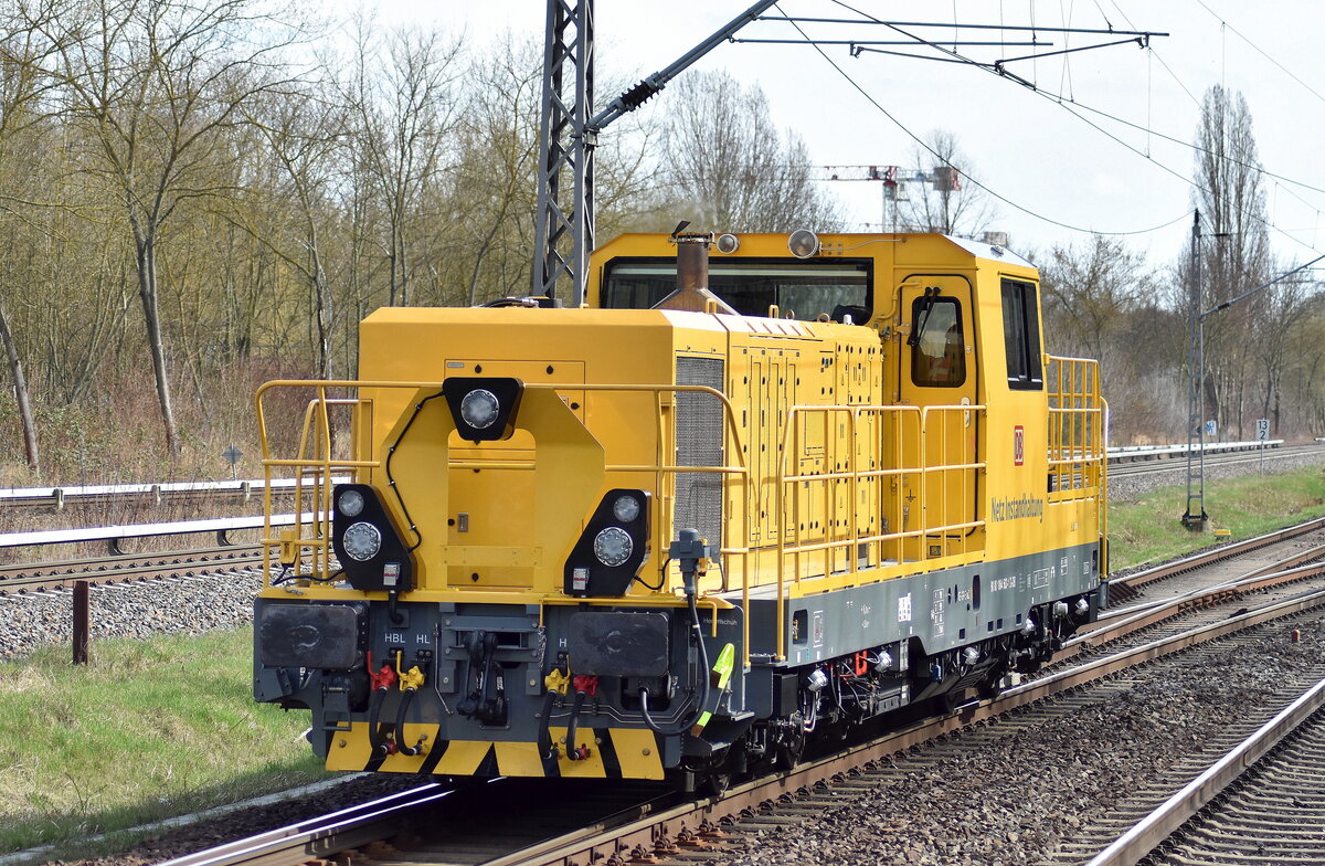 DB Netz Instandhaltung (AG) mit ihrer Hybridlok  1004 503  (NVR:  90 80 1004 503-1 D-DB ) am 30.03.23 Durchfahrt Bahnhof Berlin Hohenschönhausen.