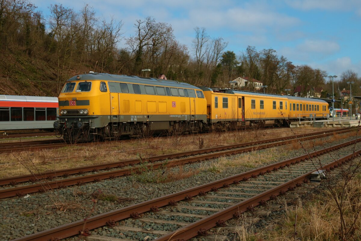 DB Netz Instandhaltung Fahrwegmesssung 218 471-1 am 26.02.22 in Nidda Bhf durch den Zaun fotografiert