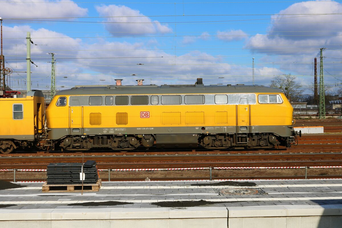 DB Netz Instandhaltung Fahrwegmesssung 218 471-1 am 26.02.22 in Hanau Hbf vom Bahnsteig aus fotografiert 