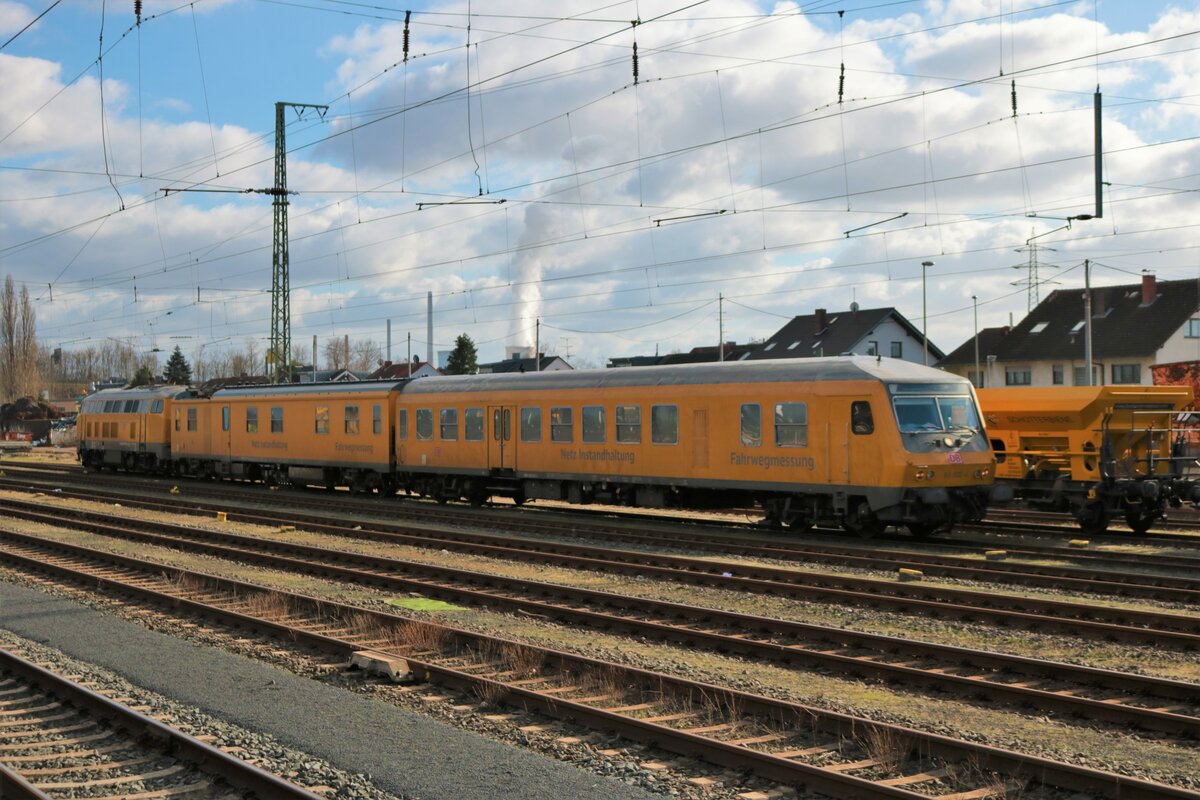 DB Netz Instandhaltung Fahrwegmesssung Steuerwagen mit 218 471-1 am 26.02.22 in Hanau Hbf vom Bahnsteig aus fotografiert