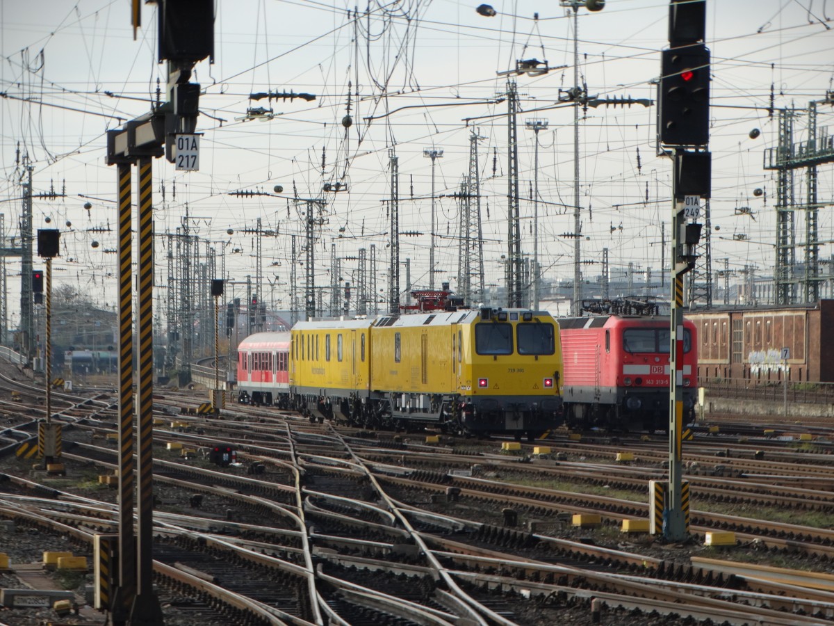 DB Netz Instandhaltung Fahrwegmessung 719 301 verlässt Frankfurt am Main Hbf am 05.12.15 vom Bahnsteig aus fotografiert 