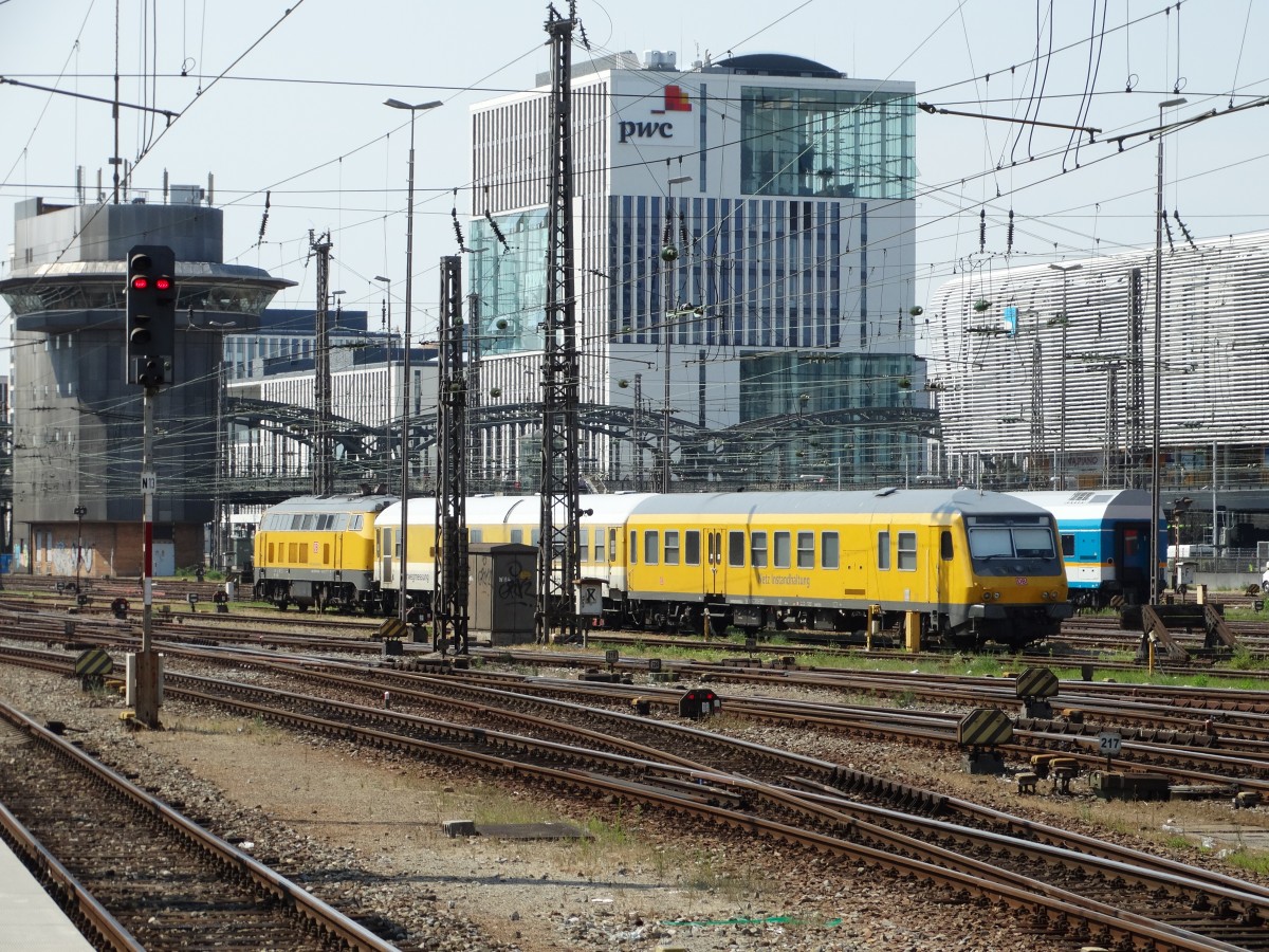 DB Netz Instandhaltung Messzug mit 218 xxx-x und Steuerwagen am 08.08.15 in München Hbf vom Bahnsteig aus fotografiert