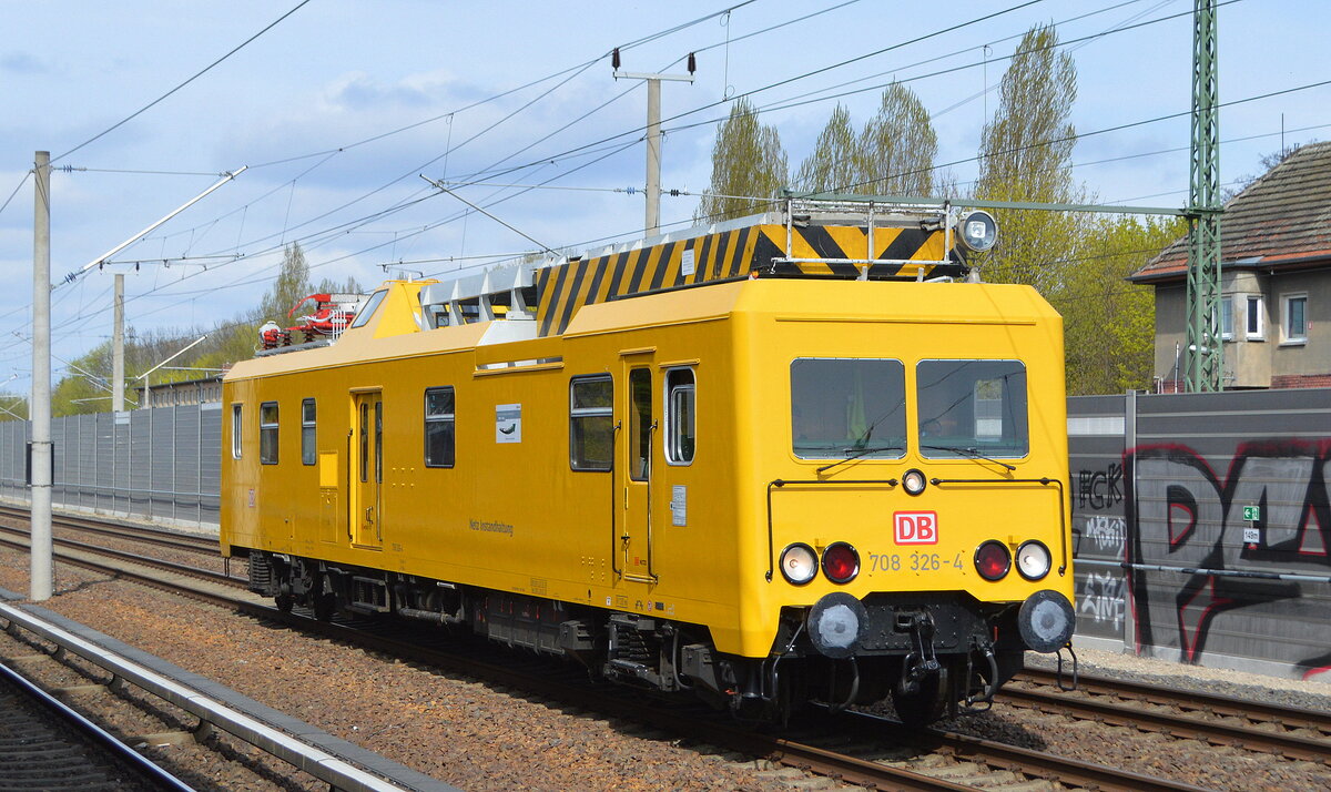 DB Netz Instandhaltung mit  708 326-4  nach Oberleitungstätigkeiten in Berlin Buch hier bei der Durchfahrt Berlin Blankenburg am 25.04.22