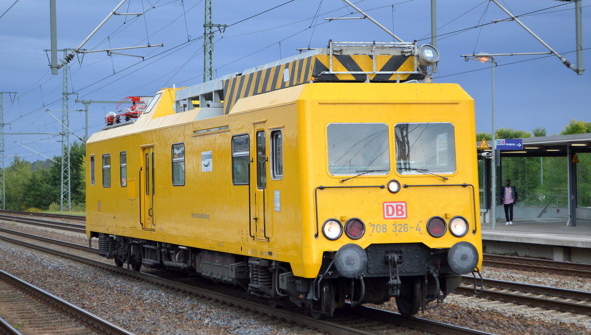 DB Netz Instandhaltung mit dem ORT Oberleitungsrevisionsfahrzeug  708 326-4  am 24.09.20 Durchfahrt Bf. Golm (Potsdam).