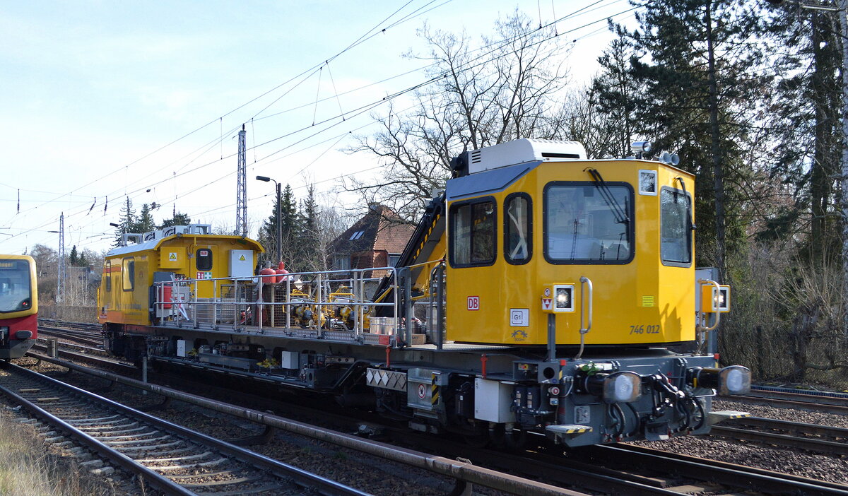 DB Netz Instandhaltung mit dem GAF  746 012  ( D-DB 99 80 9110 012-8 ) am 02.03.22 Berlin Hirschgarten.