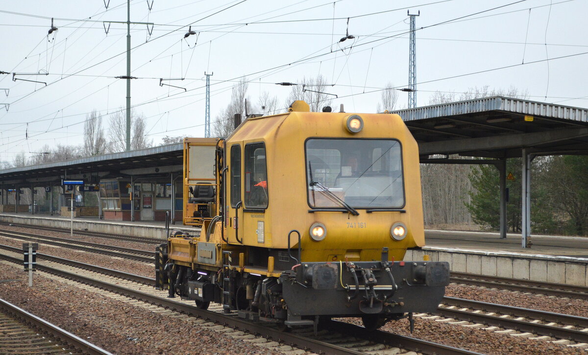 DB Netz Instandhaltung mit einem Gleisarbeitsfahrzeug GAF 100 R mit der Nr.  741 161  am 19.01.22 Durchfahrt Bf. Flughafen BER Terminal 5.