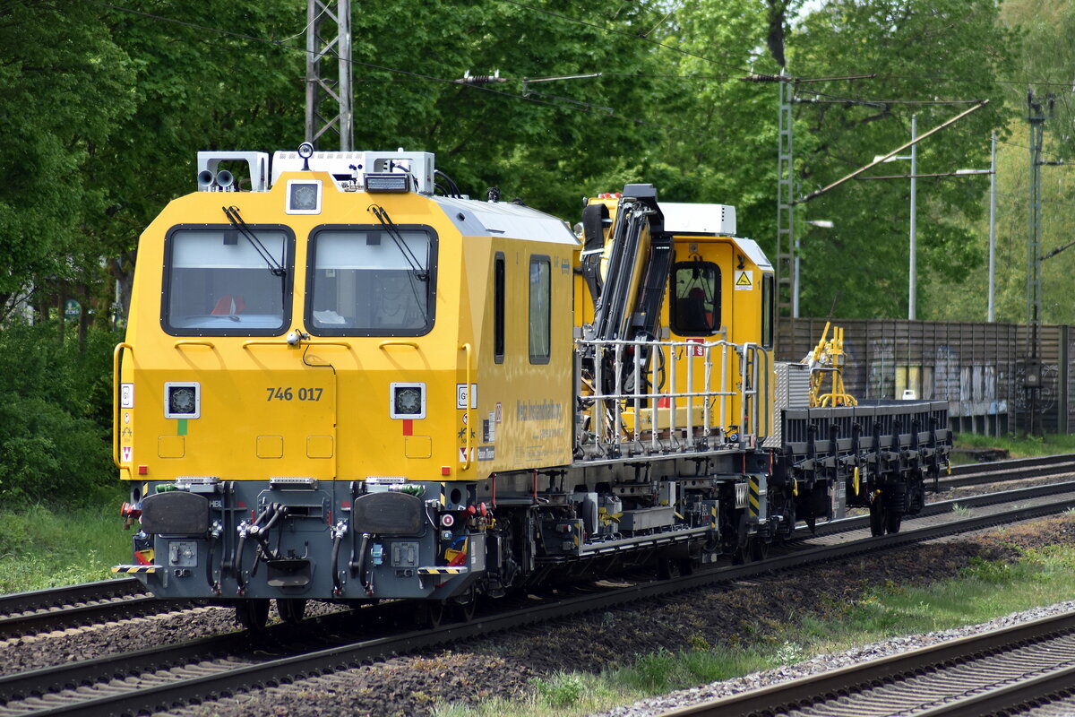 DB Netz Instandhaltung mit ihrem P&T Gleisarbeitsfahrzeug mit Kran  746 017  (D-DB 99 80 9110 017-7) + Drehgestell-Flachwagen am 09.05.23 Vorbeifahrt Bahnhof Dedensen-Gümmer.